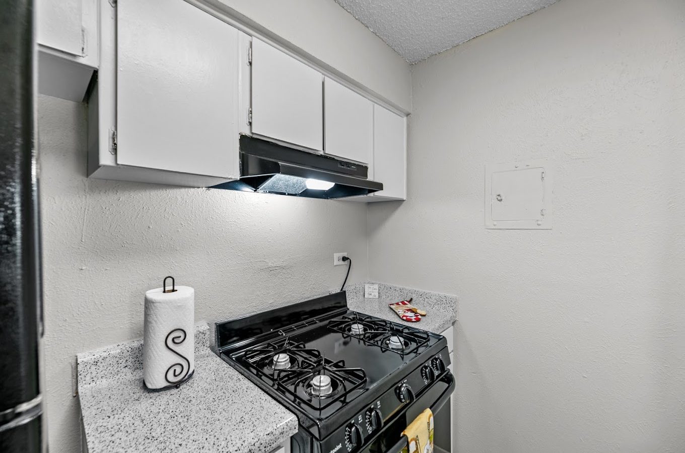 a stove and oven in a small kitchen at The Northwood Apartments